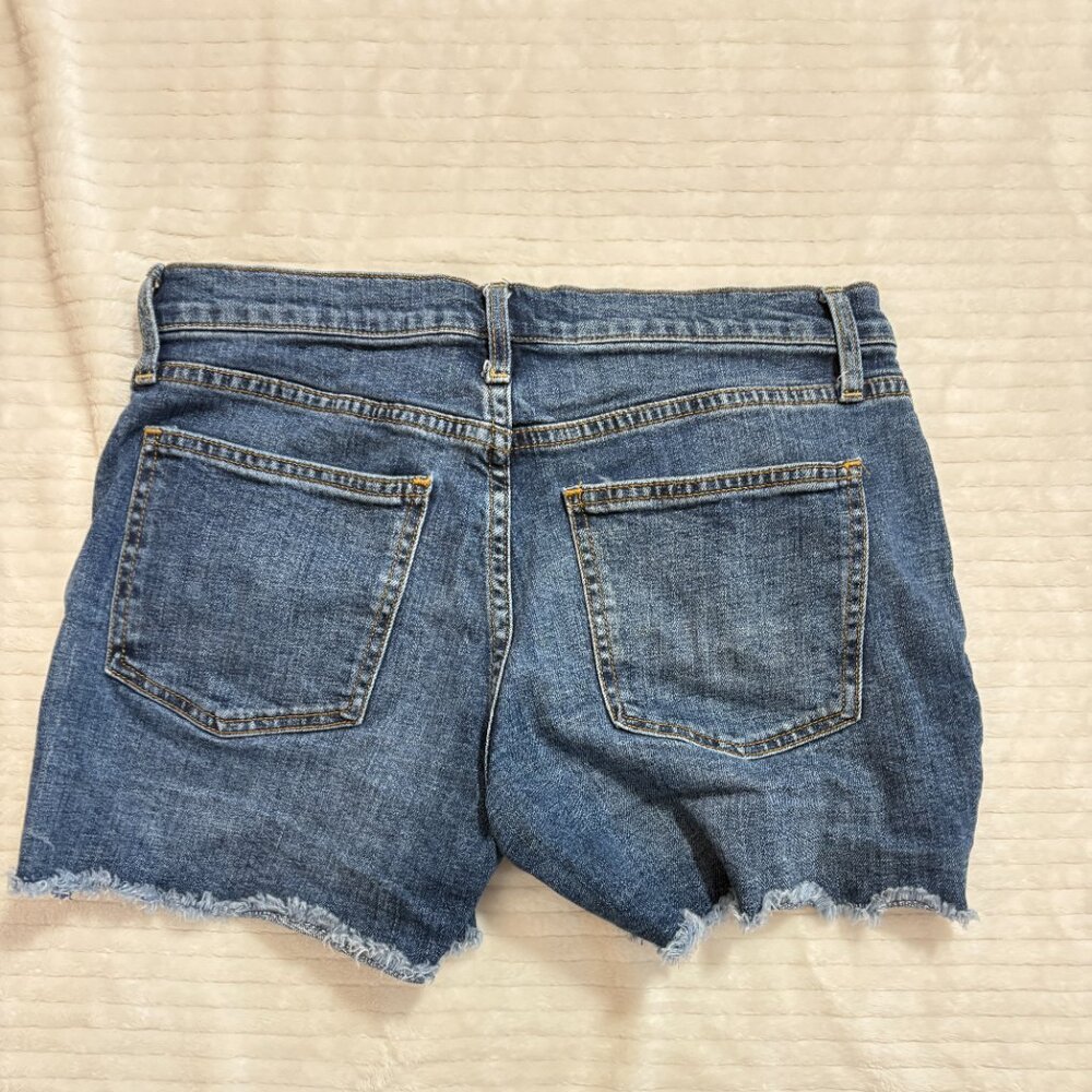 GAP 5" Denim Shorts Size 28 Frayed Hem Mid Rise Jean Shorts - Picture 2 of 3